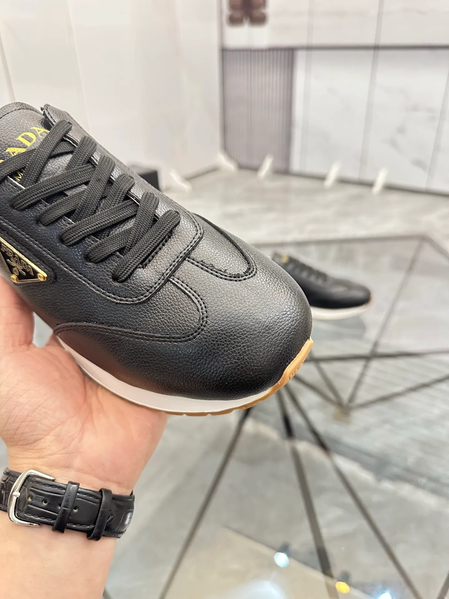 Men's shoes: 💰P420¥ Product trademark: Prada *"Prada*" low-top casual shoes Regular size: 38-44 (can be customized to 45) Product materials: imported cowhide upper, sheepskin lining, original outsole. Number: 020